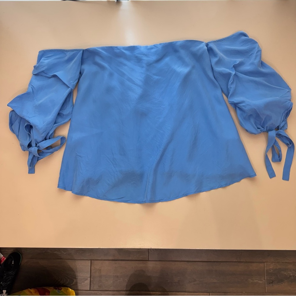 Club Monaco Liki 100% Silk Off the-Shoulder Blouse with Ruffle Sleeves Blue Sz 8
